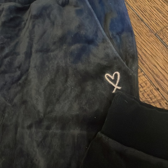 Victoria’s Secret Black Velour Loungewear Joggerd - Picture 3 of 4